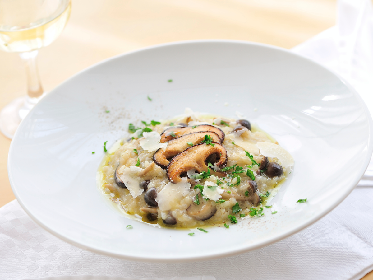 Pilzrisotto auf großem Teller
