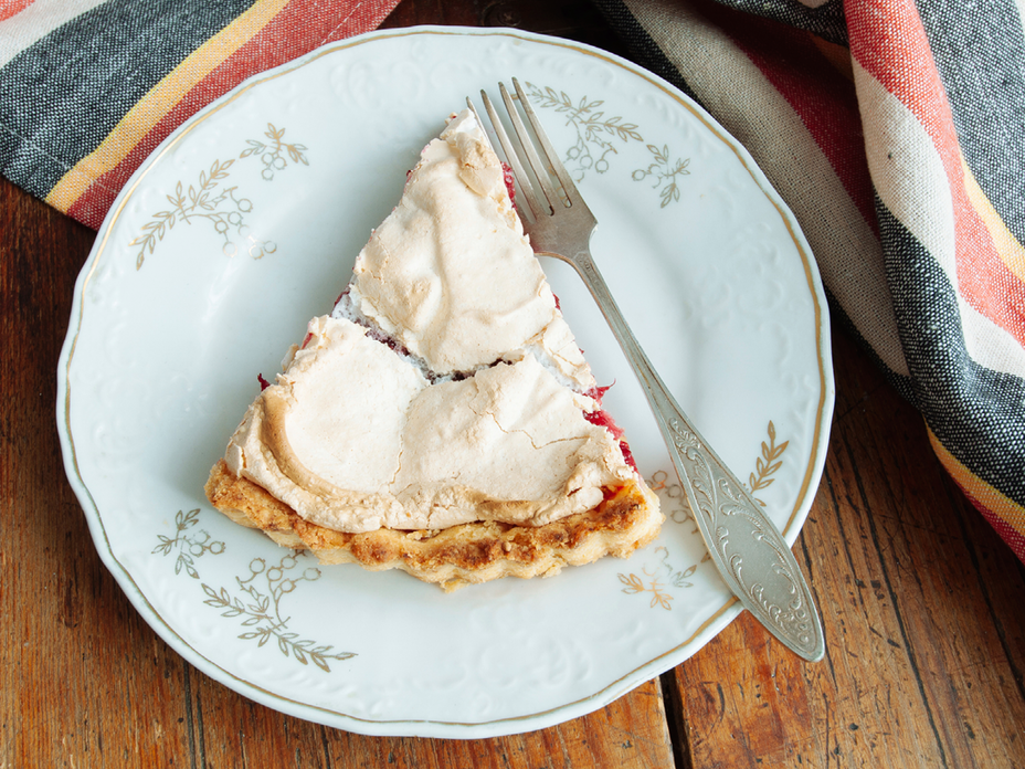 Kuchenstück mit Baiserhaube