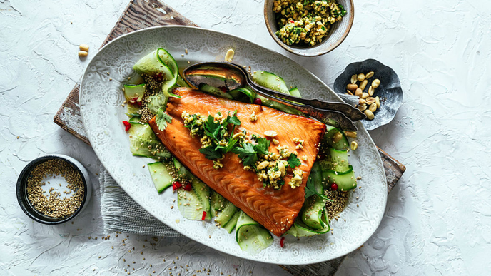 Rezept für gegrillten Honiglachs mit asiatischem Gurkensalat