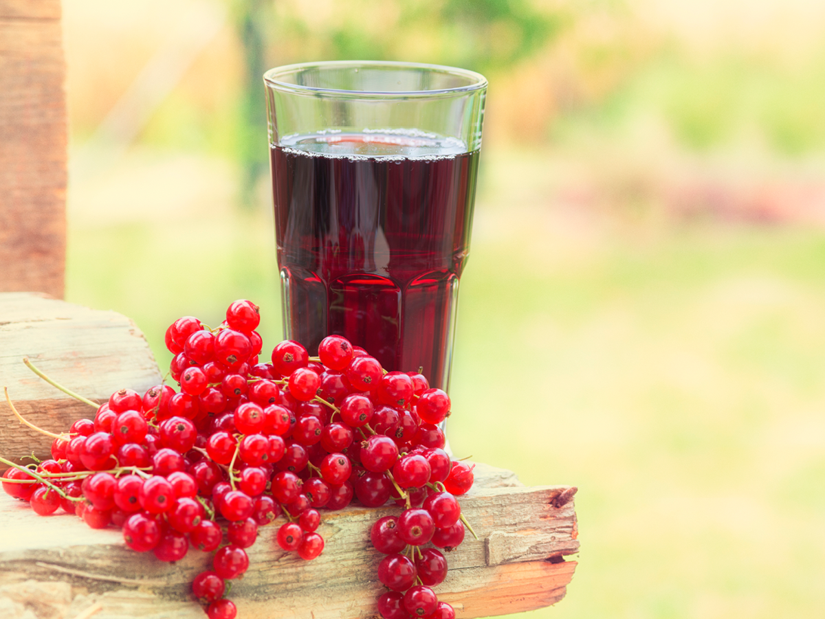 Roter Saft im Glas