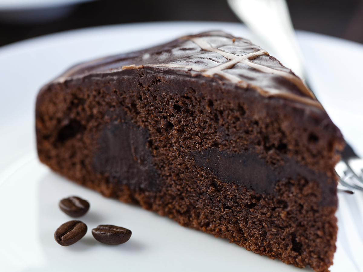 Dunkler Kuchen mit Kaffeegeschmack