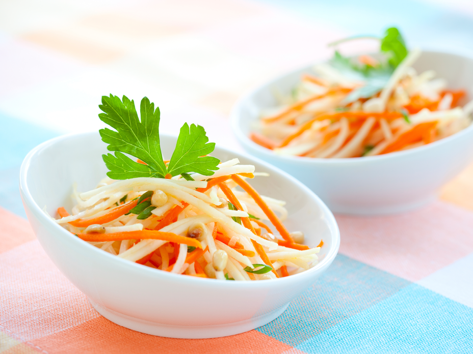 Fein geriebener Salat aus Kohlrabi und Möhren