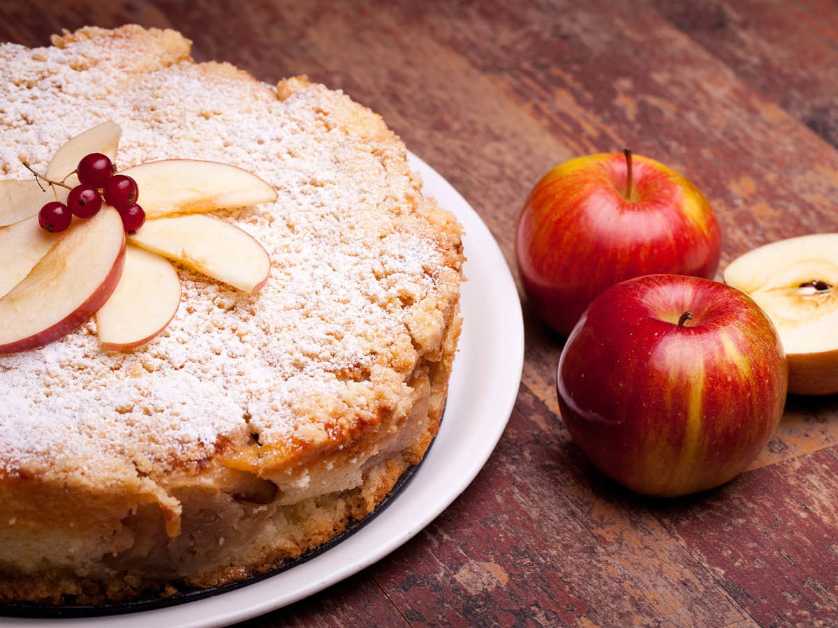 Leckerer Russischer Apfelkuchen mit Puderzucker