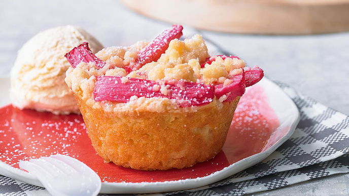 Rezept für Schmand-Rhabarber-Muffins mit Streuseln