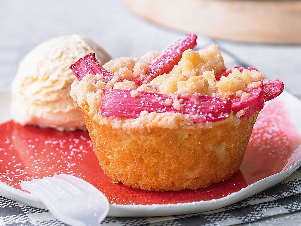 Schmand-Rhabarber-Muffins mit Streuseln
