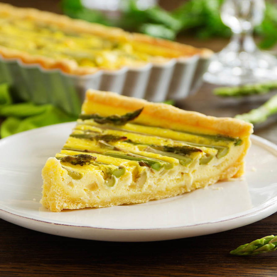 Gemüsekuchen mit weißem und grünem Spargel