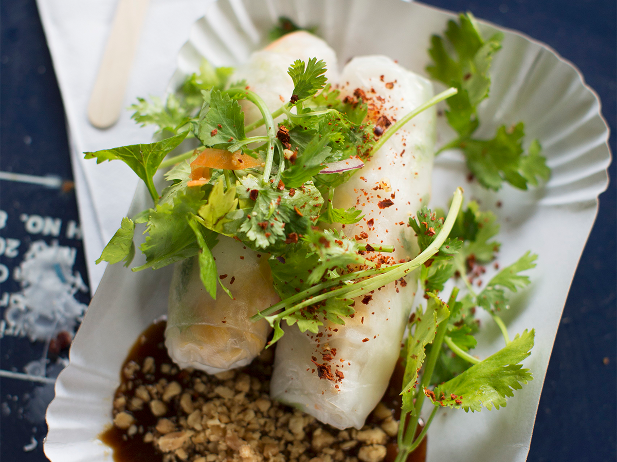 Vietnamesische Sommerrollen gefällt mit grünem Spargel