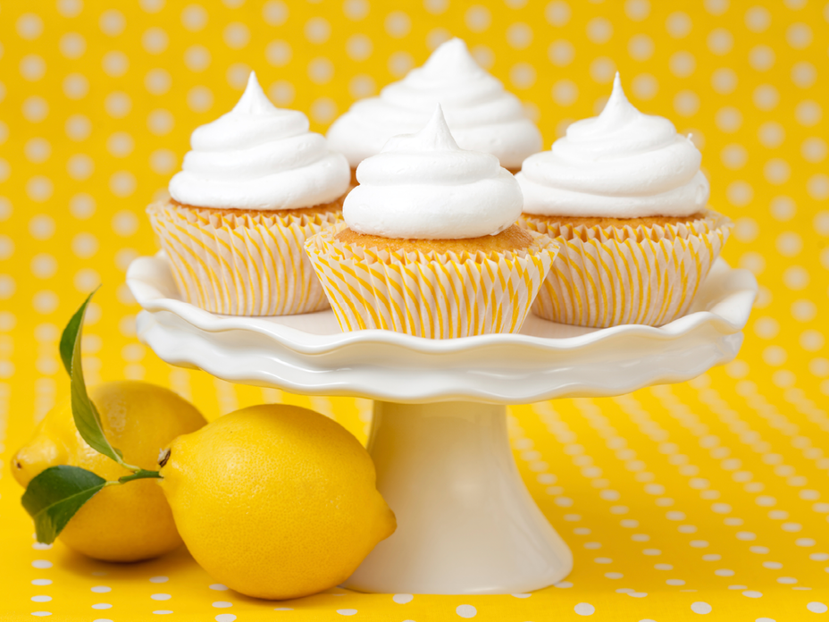 Helle Muffins mit weißer Zitronen-Haube