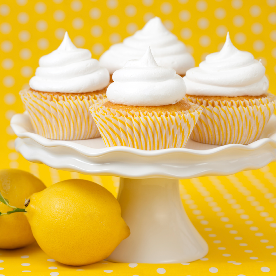 Helle Muffins mit weißer Zitronen-Haube
