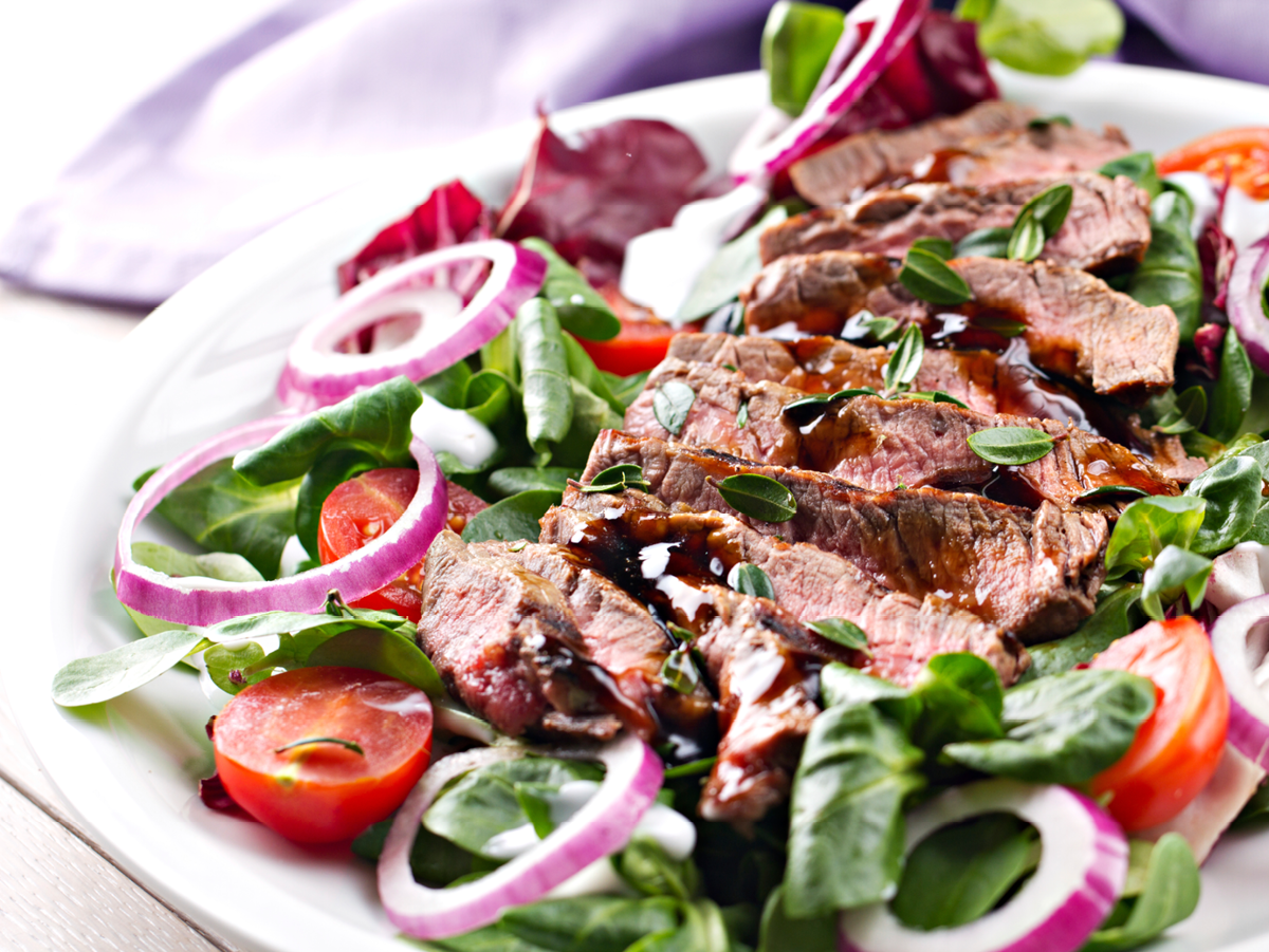 Steakstreifen auf frischem Salat