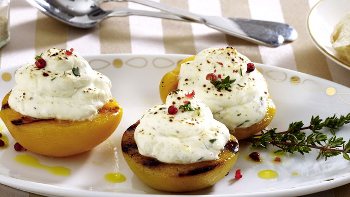 Gegrillte Pfirsichhälften mit Ziegenkäse
