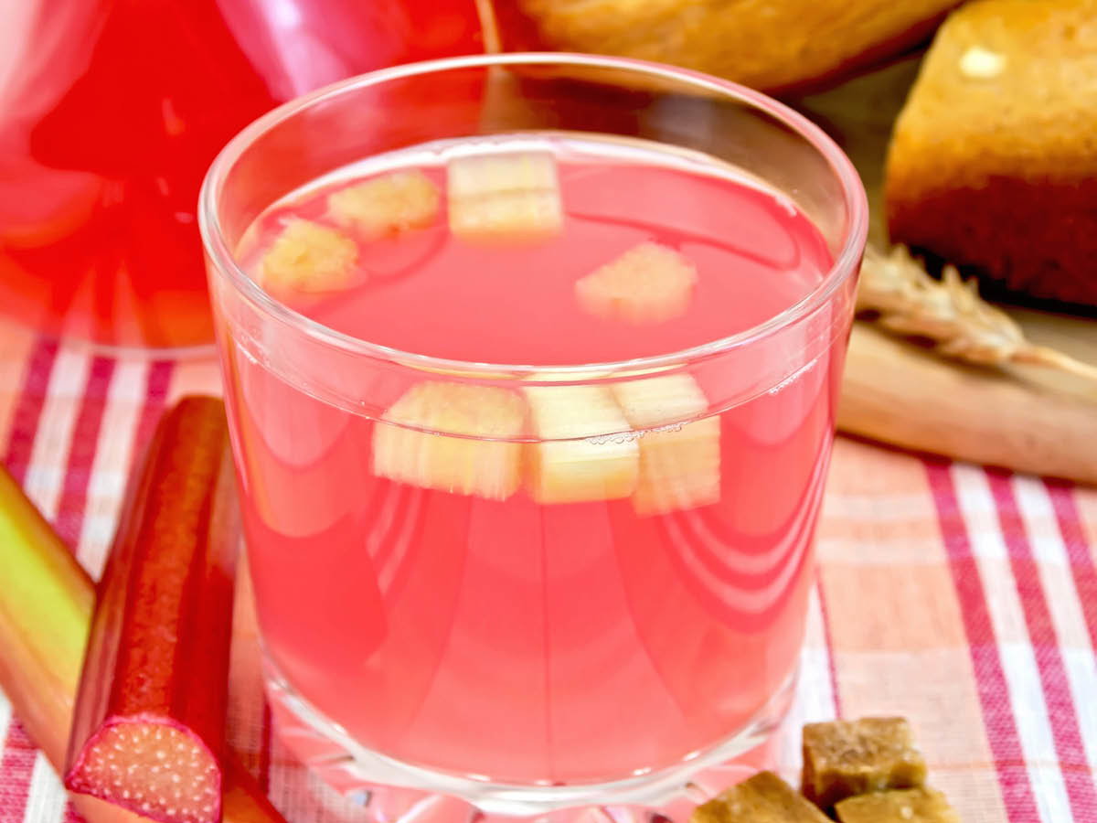 Leckerer Rhabarber Likör - Ein erfrischender Drink für warme Frühlingstage