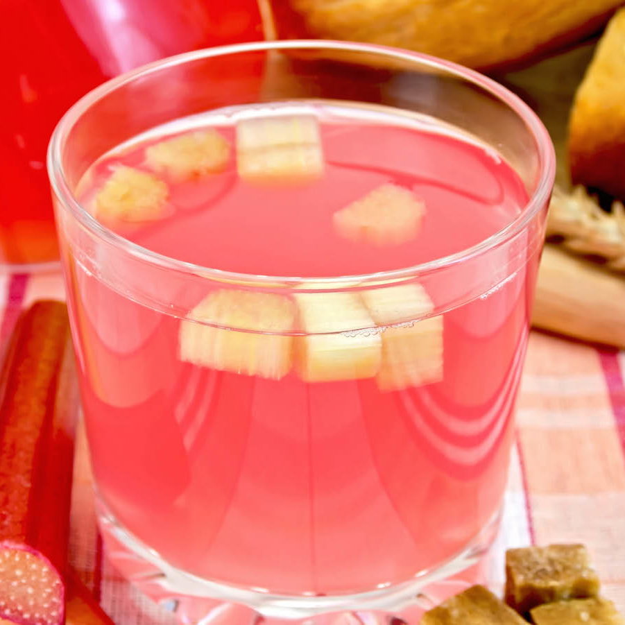 Leckerer Rhabarber Likör - Ein erfrischender Drink für warme Frühlingstage