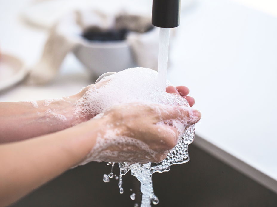 Hände mit Seife waschen