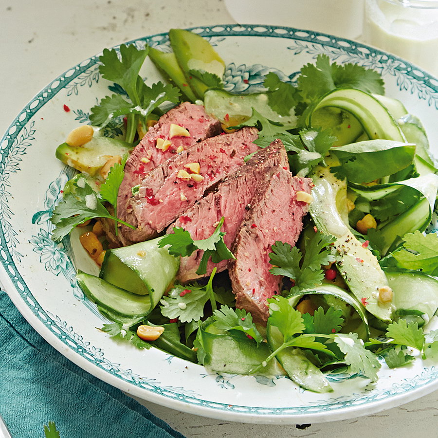 Rindersteaks auf Koriander Gurkensalat - Das Rezept finden Sie hier