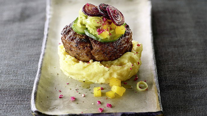 Rindfleischburger auf Kartoffelpüree