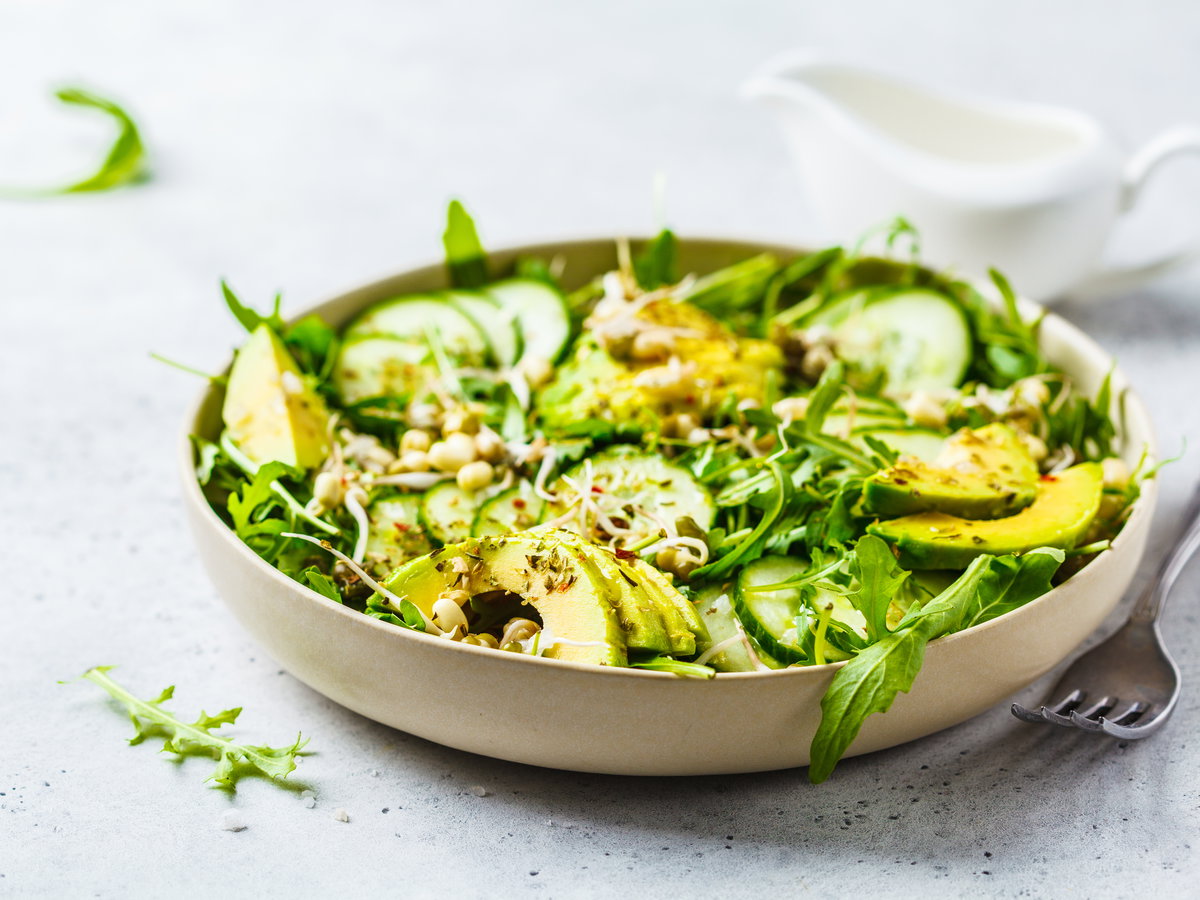 Rucolasalat mit Avocado und Walnüssen