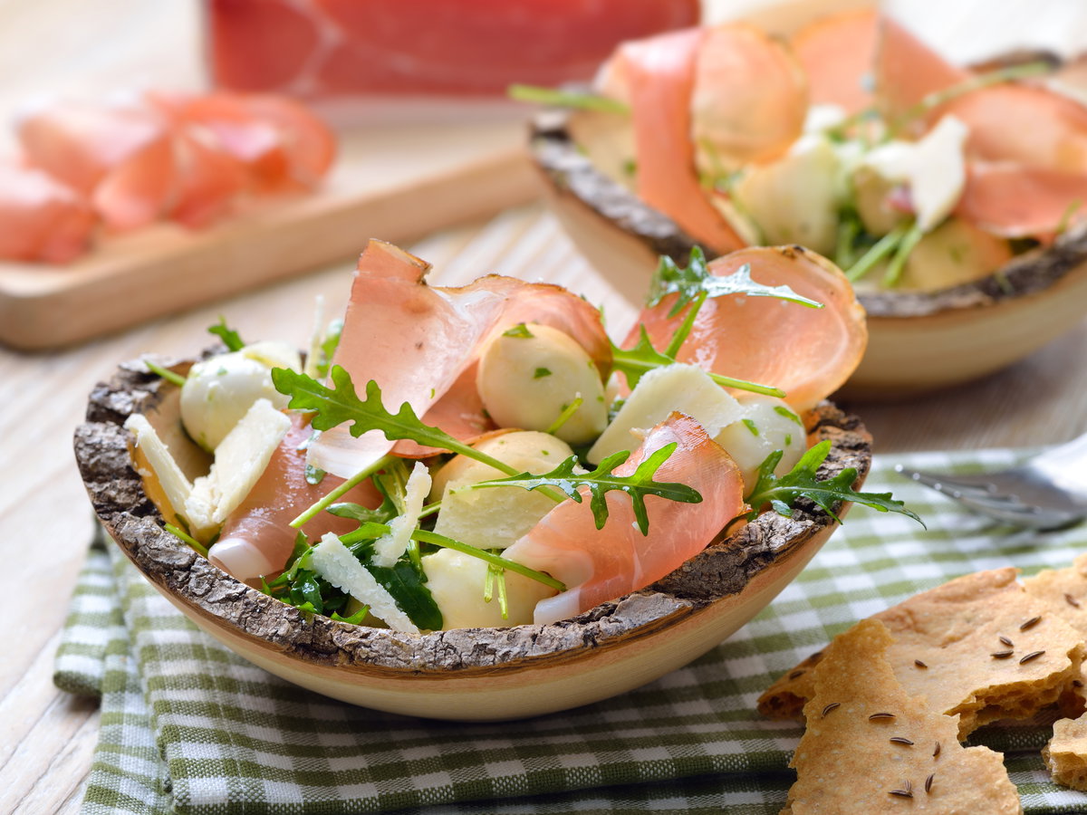 Rucolasalat mit Feigen, Mozzarella und Parmaschinken