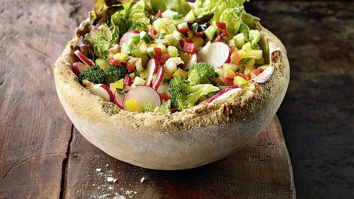 Salat in essbarer Brotschale