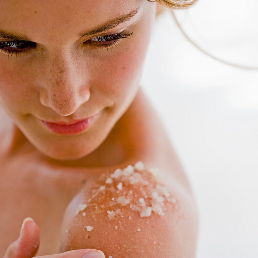 Frau benutzt Salz-Peeling