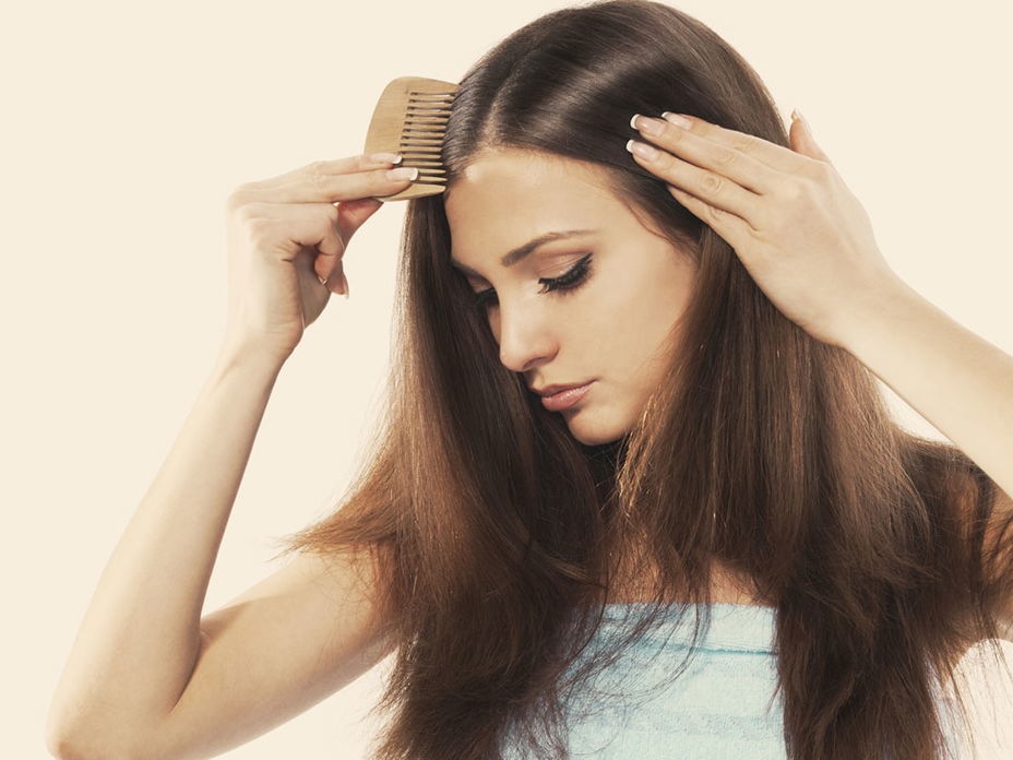 Brünette Frau kämmt sich die Haare