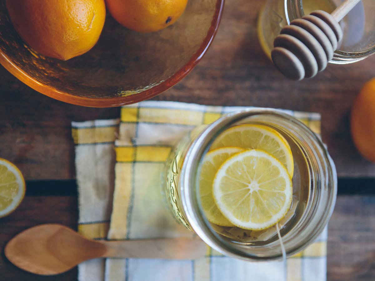 Schlankdrink mit Kurkuma, Orangen, Zitronen und Honig