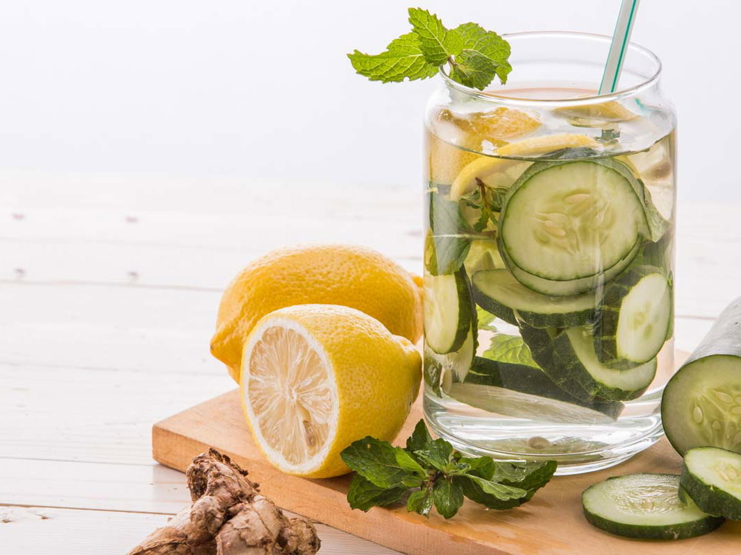 Schlankdrink mit Zitrone, Gurke, Wasser