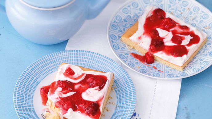 Schmandkuchen mit roter Grütze