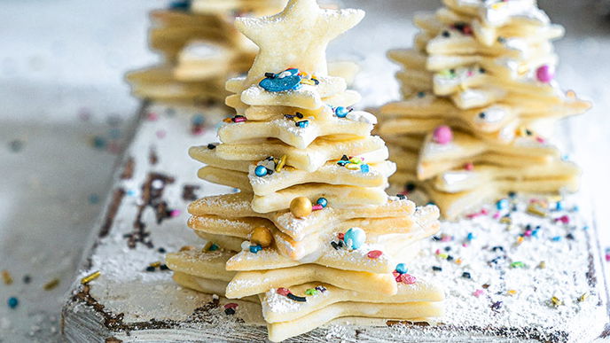 So backen Sie weihnachtliche Schneetannen-Plätzchen
