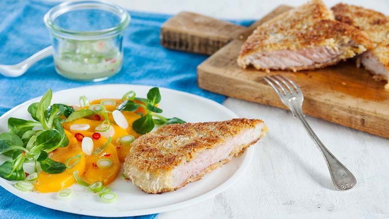 Schnitzel mit knuspriger Kokoskruste und Mango-Salat