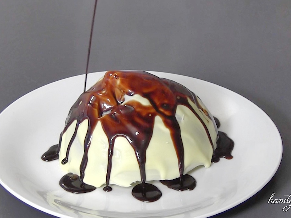 Dessert mit schmelzender Schokoladenkugel