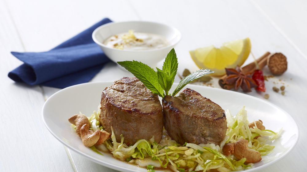 Schweinefilet mit Weißkraut-Cashewkern-Salat