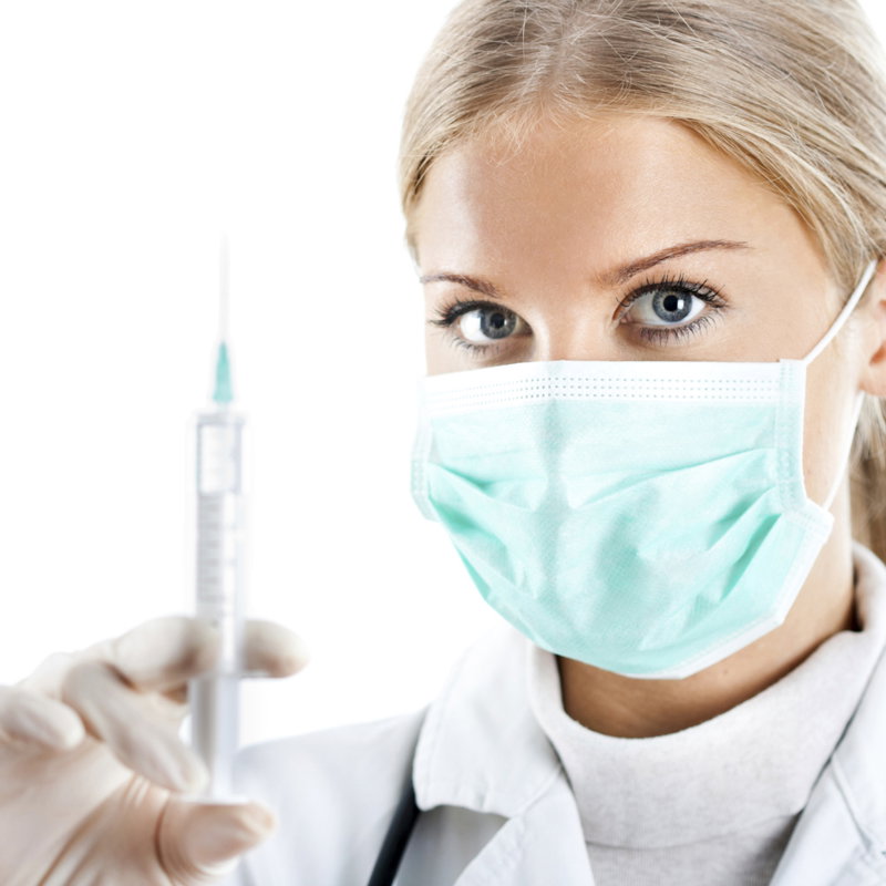 Eine Junge Ärztin mit einer Botox-Spritze