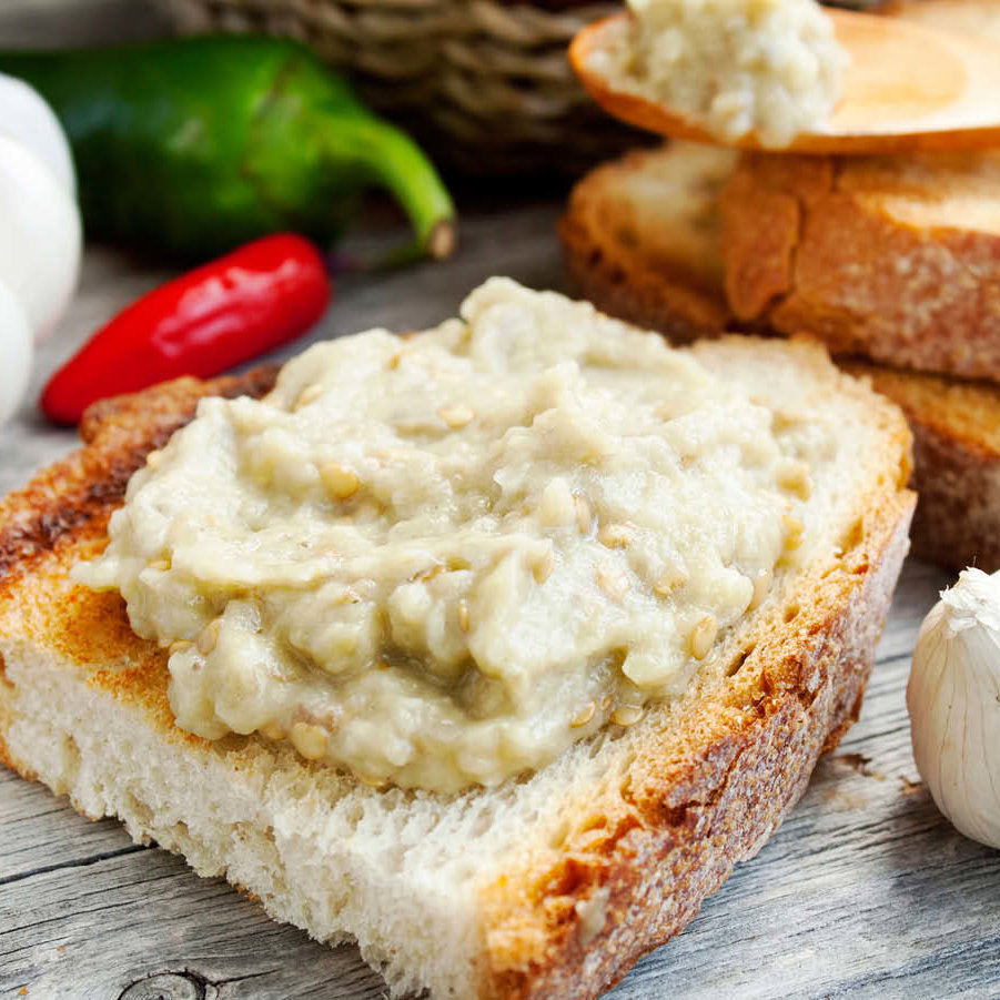 Selbstgemachte Auberginencreme: Brot mit Creme