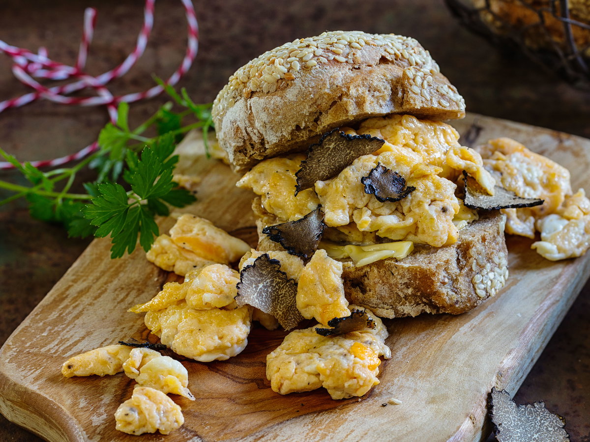 Sesambrötchen mit Trüffelrührei
