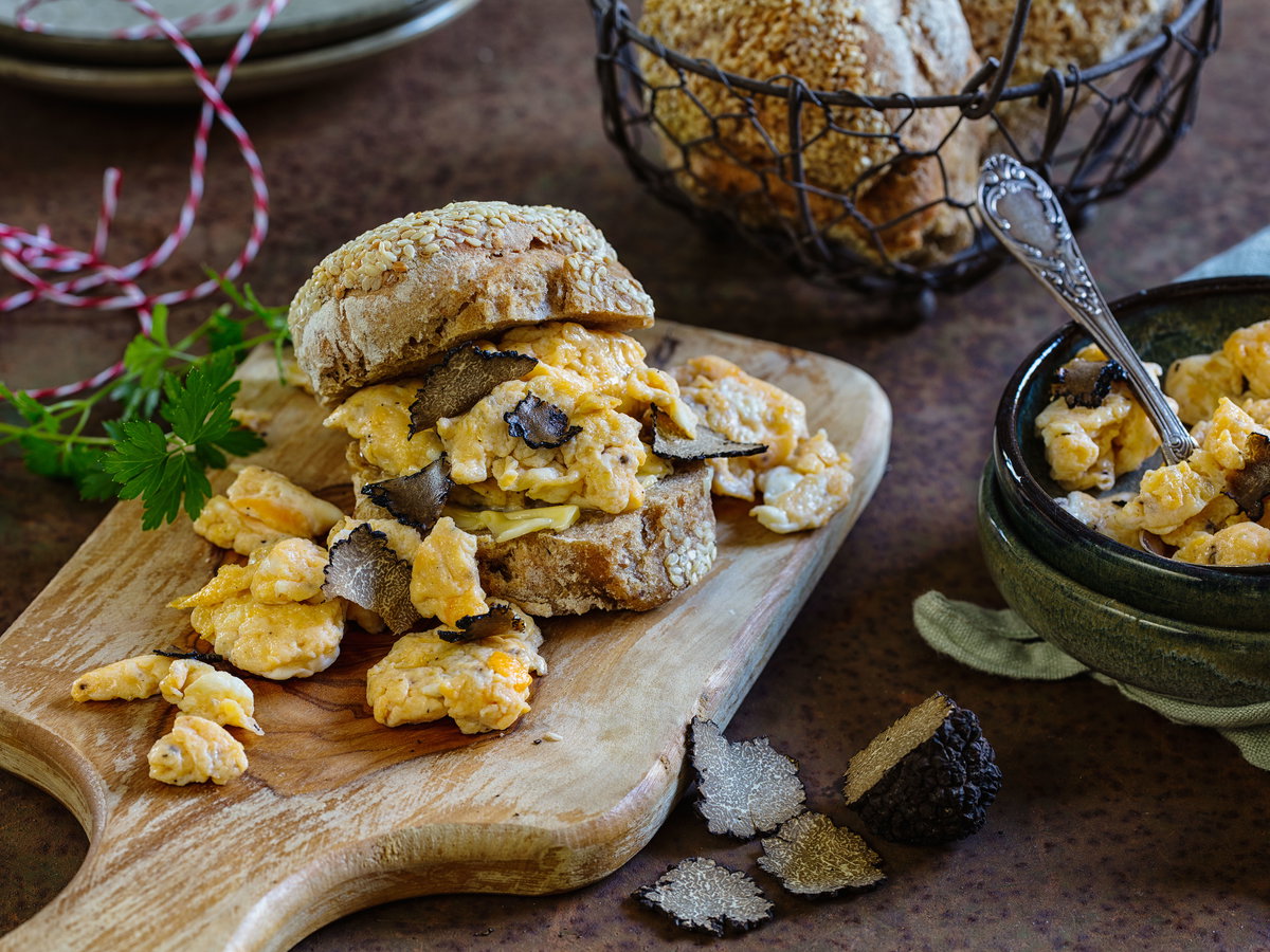 Sesambrötchen mit Trüffelrührei