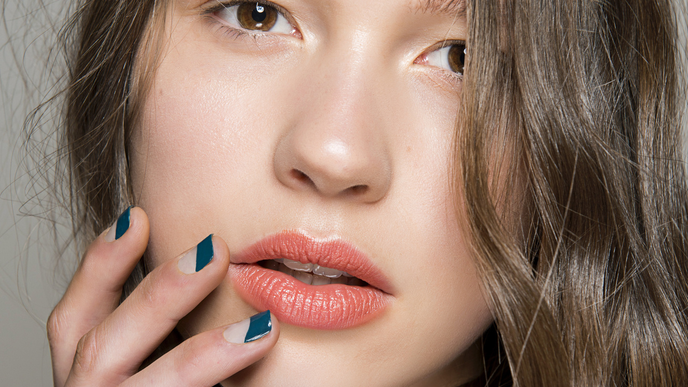 Slanted French: Dieser Maniküre-Trend macht die Nägel schmaler