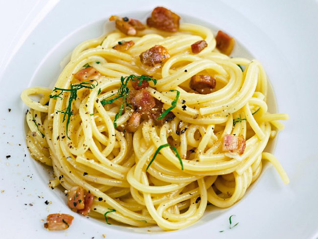 Spaghetti alla Carbonara mit Pancetta und Pecorino - Das Rezept der Sterneköchin Cornelia Poletto finden Sie bei uns