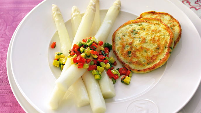 Spargel mit Avocado-Salsa