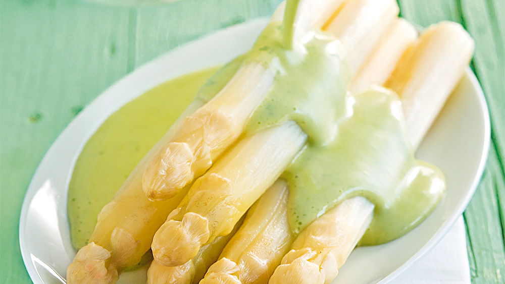 Grüne Sabayon-Sauce auf Spargel