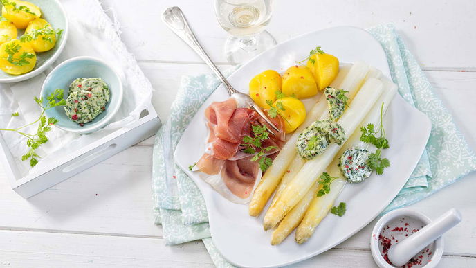 Spargel mit rosa Pfeffer und Kerbelbutter