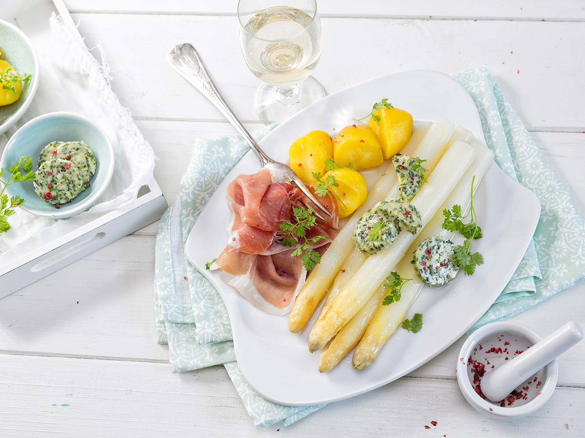 Spargel mit rosa Pfeffer und Kerbelbutter