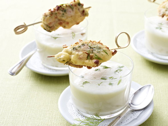 Spargelcremesuppe mit Perlhuhn-Erdnussspieß
