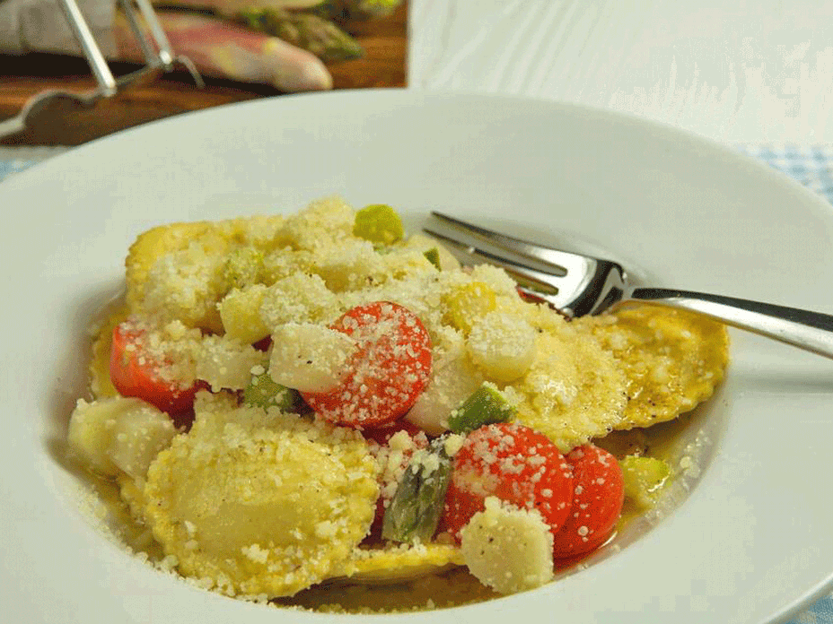Ravioli mit Spargel, Tomaten und Parmesan