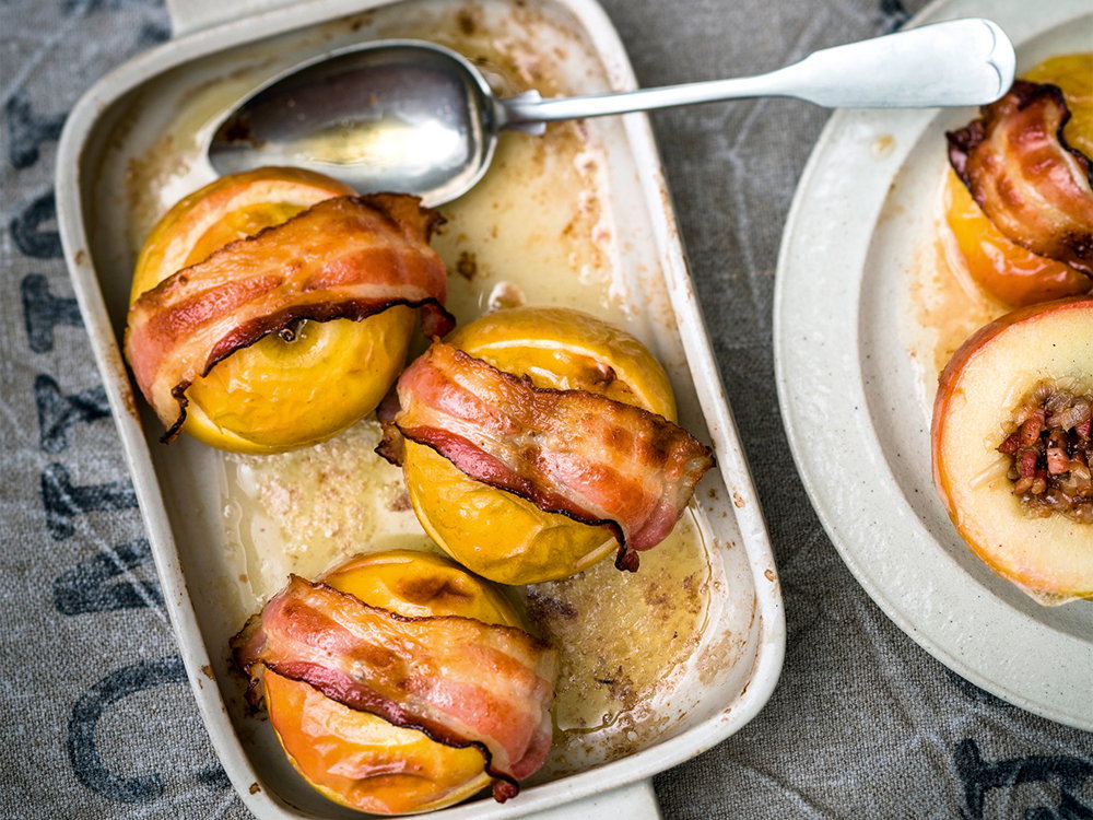 Bratäpfel, umhüllt und gefüllt mit Speck