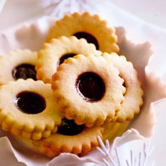 Spitzbuben-Plätzchen mit einer Füllung aus Kirschkonfitüre
