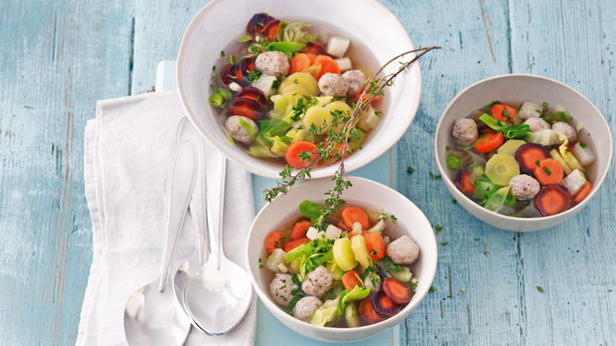 Spitzkohl-Minestrone mit dreierlei Möhren, Klößchen und Gremolata