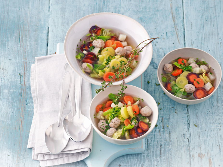 Spitzkohl-Minestrone mit dreierlei Möhren, Klößchen und Gremolata