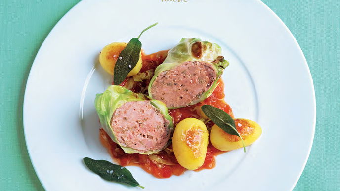 Spitzkohl-Wickel mit Salsiccia