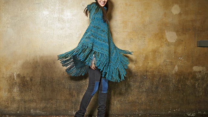 Strickanleitung für modischen Fransen-Poncho